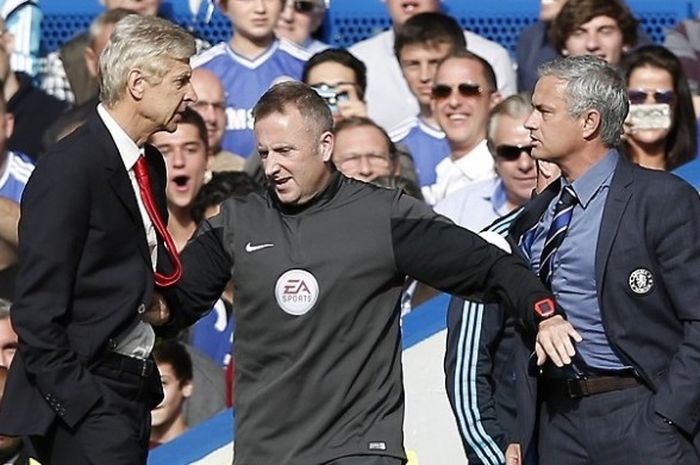   Arsene Wenger (kiri) dan Jose Mourinho beradu argumen saat laga antara Arsenal dan Chelsea di Stadion Stamford Bridge, 5 Oktober 2016.  