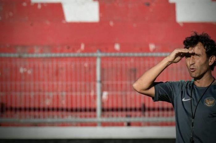 Pelatih Indonesia U-22, Luis Milla saat mengamati anak asuhnya di pinggir lapangan Stadion Kapten I Wayan Dipta, Gianyar. 