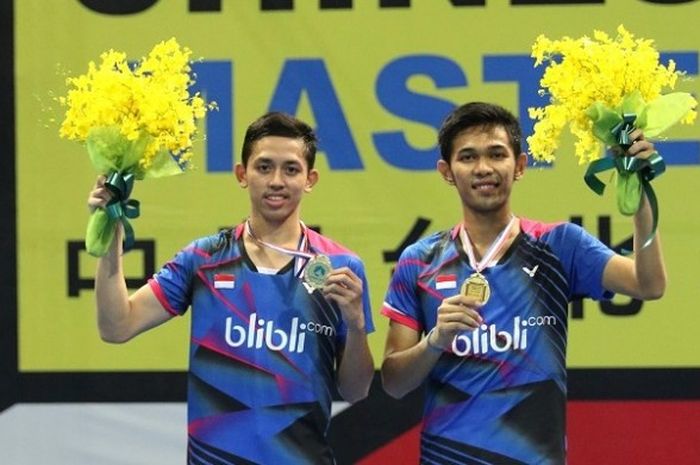 Pasangan ganda putra nasional, Fajar Alfian/Muhammad Rian Ardianto, berpose di podium juara setelah memastikan diri menjadi juara Taiwan Masters 2016 dengan mengatasi  Chen Hung Ling/Wang Chi Lin (Taiwan) dengan 11-6, 11-6, 11-13, 9-11, 12-10 pada laga yang berlangsung di Hsing Chuang Gymnasium, Minggu (16/10/2016).