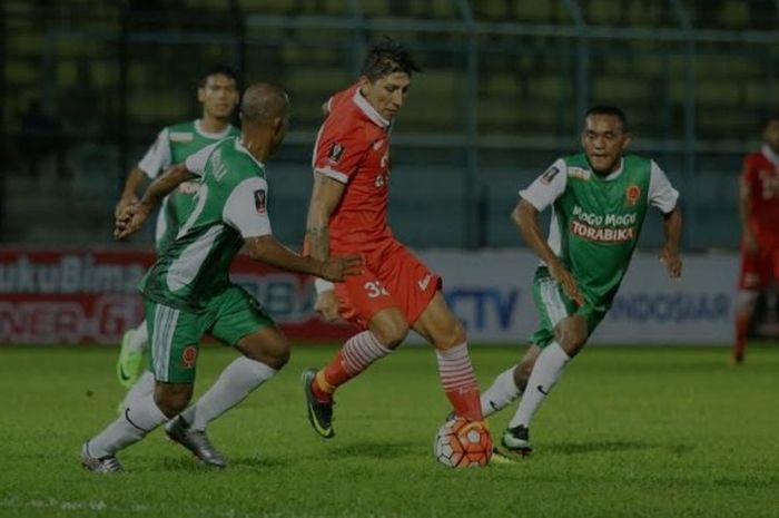 Playmaker asal Cile, Christopher Veas Arriagada, yang berstatus pemain seleksi Persija, diapit dua pemain PS TNI pada laga Piala Presiden 2017 di Stadion Kanjuruhan, Malang, Minggu (5/2/2017) malam. 