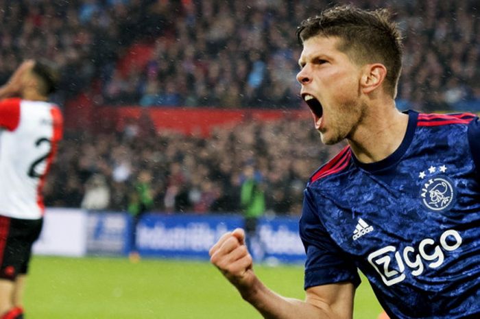 Selebrasi striker Ajax Amsterdam, Klaas-Jan Huntelaar, setelah berhasil mencetak gol ke gawang Feyenoord dalam laga Liga Belanda 2017-2018 di Stadion Feijenoord, Rotterdam, Belanda, pada Minggu (22/10/2017).