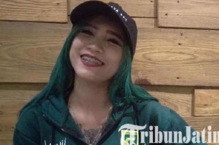 Egi Barbie, Bonita cantik asal Surabaya yang ingin suporter Bonek dan Bonita  terus dukung  Persebaya, Rabu (9/5/2018) WIB