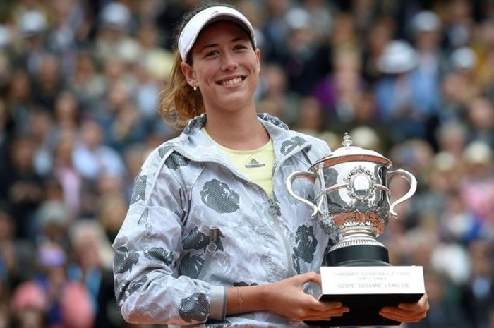 Petenis Spanyol, Garbine Muguruza, berfoto dengan Coupe Suzanne Lenglen setelah memenangi laga final turnamen Grand Slam Prancis Terbuka atas Serena Williams, 7-5, 6-4, di Stade Roland Garros, Paris, Prancis, Sabtu (4/6/2016).