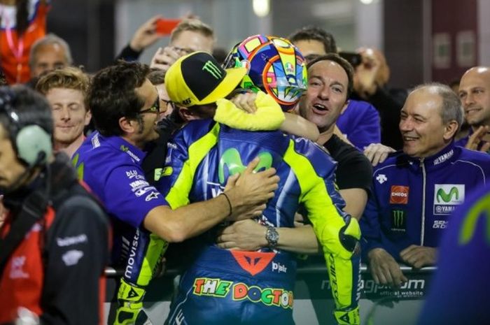 Pebalap Movistar Yamaha asal Italia, Valentino Rossi, merayakan bersama timnya setelah finis di urutan ketiga pada balapan GP Qatar di Sirkuit internasional Losail, Minggu (26/3/2017).