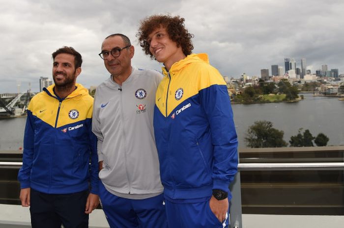Pelatih Chelsea, Maurizio Sarri (tengah), berpose bersama Cesc Fabregas (kiri) dan David Luiz di Optus Stadium, Perth, Australia pada 20 Juli 2018.