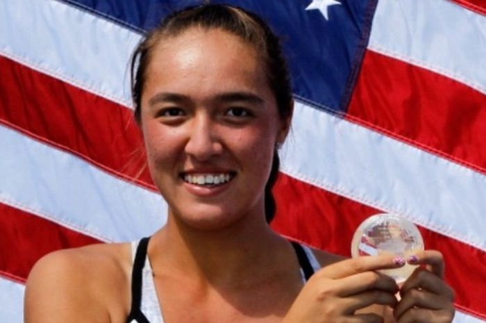 Petenis Amerika Serikat, Samantha Crawford, mengangkat trofi juara setelah mengalahkan petenis Estonia, Anett Kontaveit, di final tunggal putri junior AS Terbuka 2012 di Lapangan Billie Jean King, New York, Amerika Serikat, 9 September 2012.