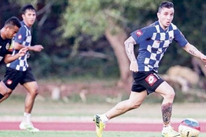 Calon marquee player Bhayangkara FC, Paulo Sergio Moreira Goncalves (kanan), saat berkostum DPMM Brunei FC pada S LEague musim 2015-2016.