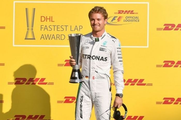 Pebalap Mercedes, Nico Rosberg, berpose dengan trofi yang didapat setelah dia mencatat putarab tercepat sebelum menjalani balapan GP Abu Dhabi di Sirkuit Yas Marina, Minggu (27/11/2016).