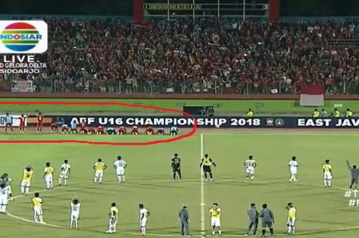 Seusai menderita kekalahan dari timnas u-16 Indonesia, para pemain dan official Myanmar kemudian mendatangi para penonton untuk memberi hormat.