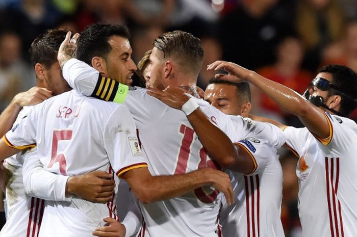 Para pemain Spanyol merayakan gol yang dicetak Alvaro Morata (kiri) ke gawang Liechtenstein dalam laga Kualifikasi Piala Dunia 2018 zona Eropa di Vaduz, Liechtenstein, pada 5 September 2017.