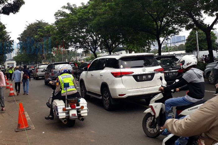 Situasi jalan di sekitar Stadion Utama Gelora Bung Karno sebelum laga final Piala Presiden antara Persija Jakarta dengan Bali United, Sabtu (17/2/2018)