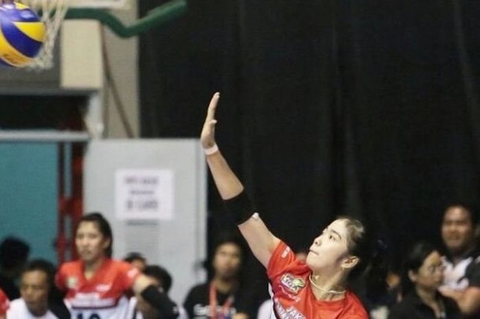 Tim voli putri Jakarta Pertamina Energi, Novia Andriyanti, melakukan servis ke arah Gresik Petrokimia, pada hari pertama final four Seri I di GOR Sritex Arena, Solo, Jumat (7/4/2017).