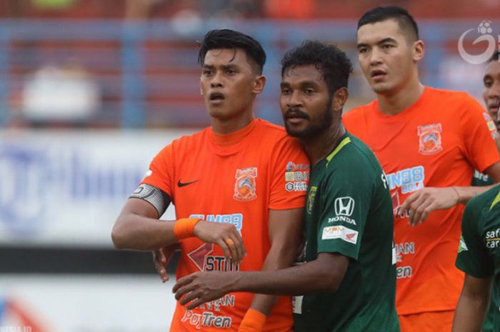 Penyerang Borneo FC, Lerby Eliandry, mendapatkan pengawalan dari pemain Persebaya Surabaya pada pertandingan Liga 1 di Stadion Segiri, Samarinda, Jumat (11/5/2018).  
