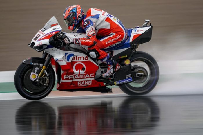 Aksi Danilo Petrucci (Pramac Ducati) saat menjalani sesi latihan bebas kedua MotoGP Valencia yang digelar Jumat (16/11/2018).