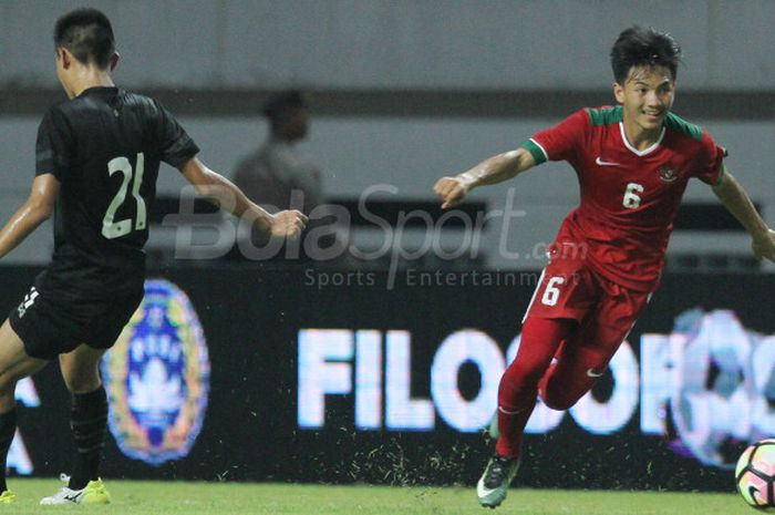 Pemain tim nasional U-19 Indonesia, Muhammad Iqbal, berhasil melewati pemain lawan dalam laga persah