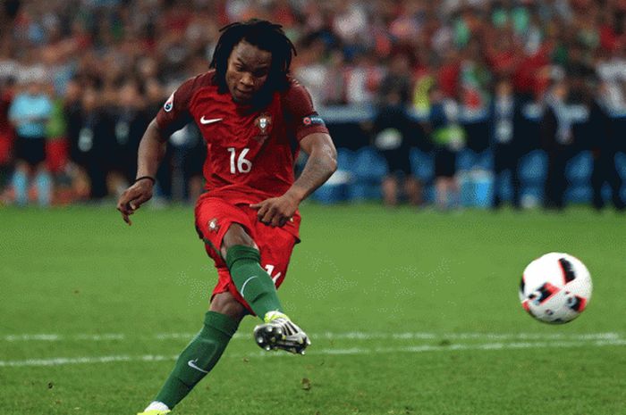 pemain timnas Portugal; Renato Sanches mencetak gol lewat tendangan penalti dalam laga perempat final Euro 2016 kontra Polandia di Stade Velodrome, 30 Juni 2016. 