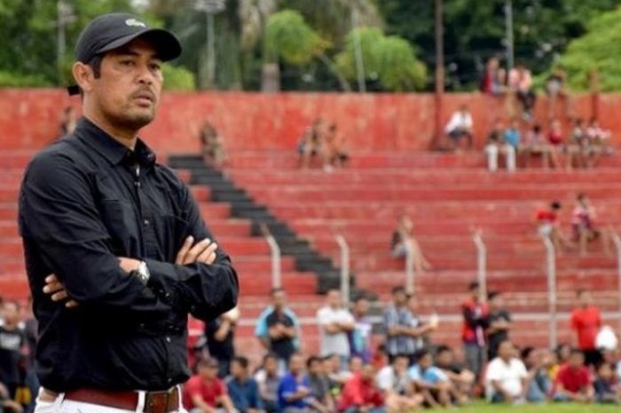 Pelatih Semen Padang, Nil Maizar, memperhatikan anak buahnya saat berlatih di Stadion H Agus Salim. Nil jadi salah satu kandidat pelatih timnas Indonesia.