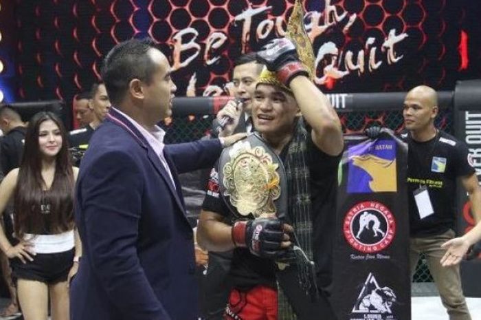 Jeka Saragih sukses mempertahankan gelar juara kelas ringan di One Pride Pro Never Quit Fight Night 25 setelah menang melawan Hatoropan Simbolon, Sabtu (1/12/2018).