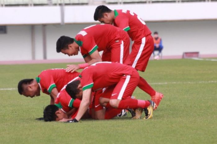 Selebrasi para pemain timnas U-19 Indonesia seusai mencetak gol ke gawang timnas U-19 Timor Leste pada laga kedua Grup F Kualifikasi Piala Asia U-19 2018 di Stadion Paju, Korea Selatan, 2 November 2017. 