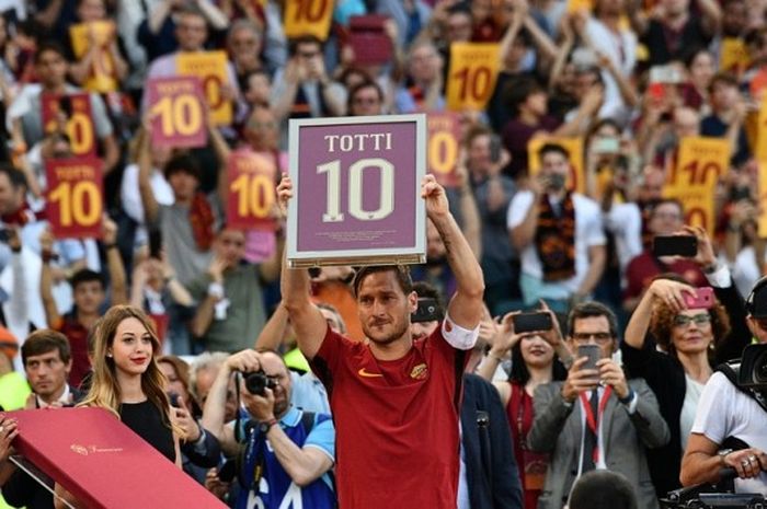 Penyerang AS ROma, Francesco Totti, dalam acara perpisahan setelah memutuskan pensiun sebagai pemain seusai pertandingan pekan terakhir Liga Italia 2016-2017 menghadapi Genoa di Stadio Olimpico, Roma, Italia, pada Minggu (28/5/2017).