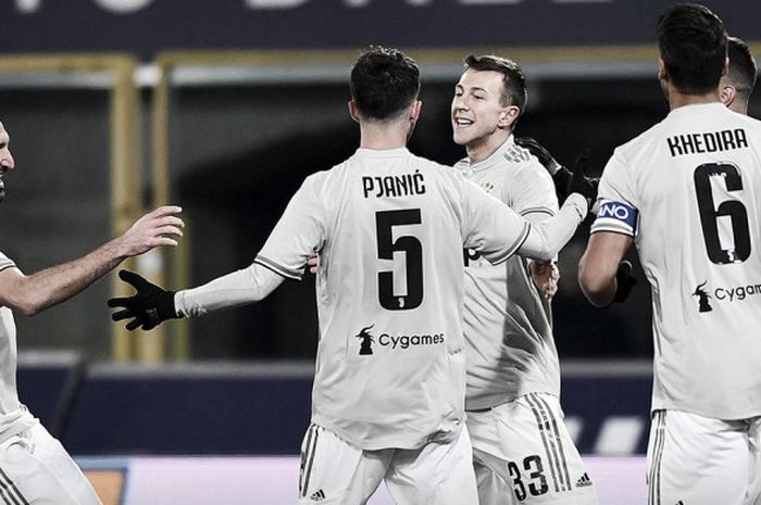 Para pemain Juventus merayakan gol yang dicetak oleh Federico Bernardeschi (tengah) dalam laga babak 16 besar Coppa Italia melawan Bologna di Stadion Renato Dall'Ara, Sabtu (12/1/2019).