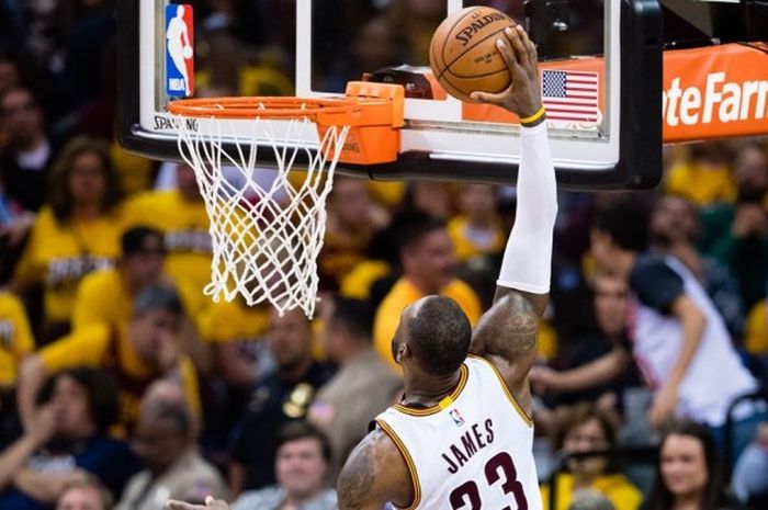 Forward Cleveland Cavaliers, LeBron James, melakukan dunk saat menjalani pertandingan gim kesatu babak semifinal play-off NBA Wilayah Timur melawan Toronto Raptors di Quicken Loans Arena, Cleveland, Ohio, Senin (1/5/2017). Cavaliers menang dengan skor 116-105. 