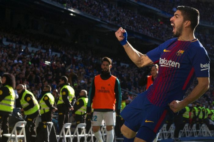 Striker FC Barcelona, Luis Suarez, merayakan gol yang dia cetak ke gawang Real Madrid dalam laga Liga Spanyol di Stadion Santiago Bernabeu, Madrid, pada 23 Desember 2017.