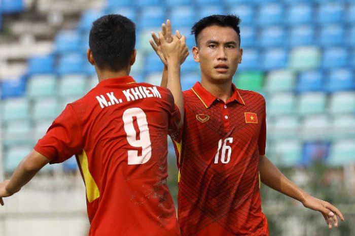 Duo pemain timnas U-19 Vietnam, Tran Van Cong dan Nguyen Khac Khiem (9) merayakan gol ke gawang timnas U-19 Filipina pada laga lanjutan Grup B penyisihan Piala AFF U-18 2017 di Stadion Thuwunna, Yangon, Myanmar, Sabtu (9/9/2017). 