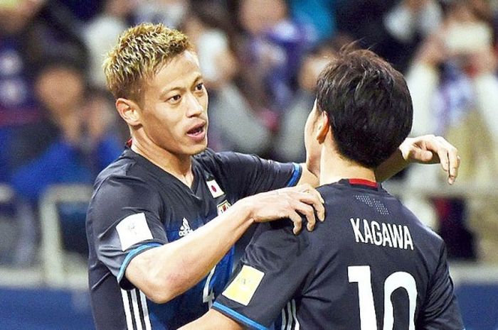 Penyerang tim nasional Jepang, Keisuke Honda (kiri), merayakan gol bersama rekan setimnya Shinji Kagawa, usai menjebol gawang Suriah dalam laga kualifikasi Piala Dunia 2018 zona Asia di Stadion Saitama, Saitama, Jelang, pada 29 Maret 2016.