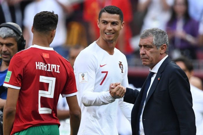 Megabintang Portugal, Cristiano Ronaldo (tengah), bersalaman dengan pelatih Fernando Santos seusai laga Grup B Piala Dunia 2018 kontra Maroko di Luzhniki Stadium, Moskow, Rusia pada 20 Juni 2018.