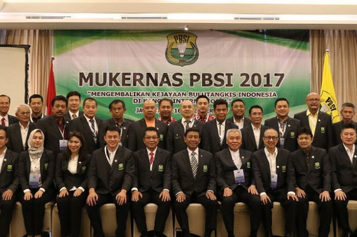 Pengurus PBSI periode 2016-2020 berpose di tengah penyelenggaraan Mukernas PBSI 2017 di Hotel Atlet Century, Senayan, Jakarta, Jumat (15/12/2017).