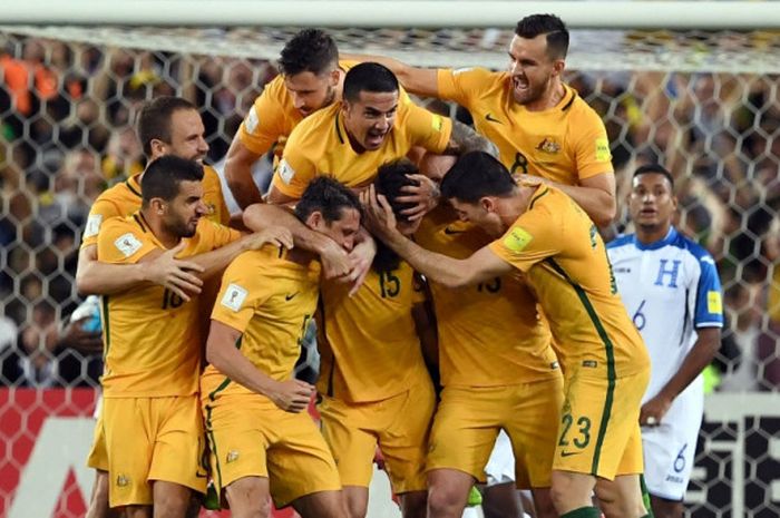 Para pemain Australia merayakan gol yang dicetak oleh Mile Jedinak (tengah) dalam laga play off interkontinental Kualifikasi Piala Dunia 2018 kontra Honduras di Stadion Australia, Sydney, pada 15 November 2017.