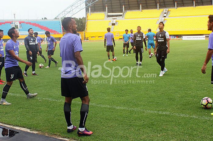 Pemain Sriwijaya FC melakukan latihan ringan di Stadion Gelora Sriwijaya Jakabaring Palembang, menjelang laga tandang ke markas Barito Putera, Jumat (8/6/2018).