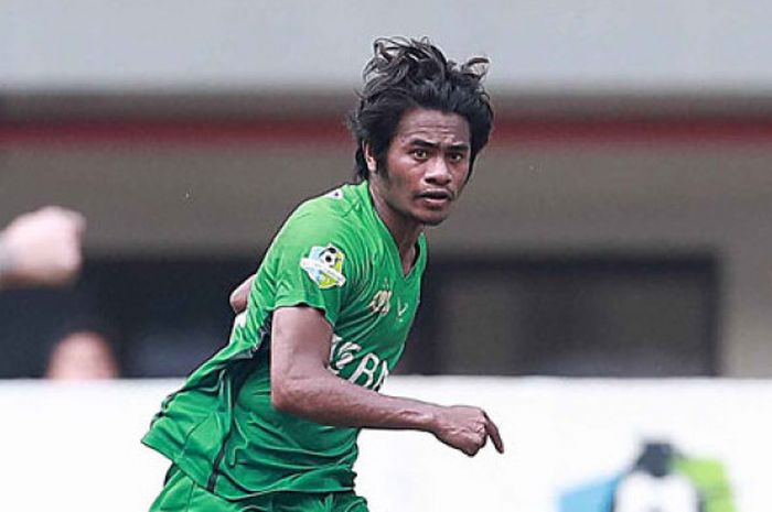 Pemain Bhayangkara FC Ilham Udin (hijau) berebut bola dengan pemain Mitra Kukar Saepuloh Maulana (kuning).
