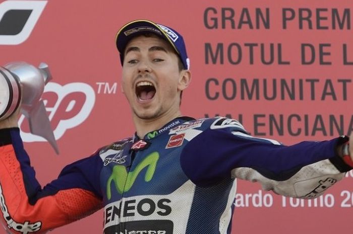 Pebalap Movistar Yamaha, Jorge Lorenzo, merayakan kemenangan dengan trofi yang didapat setelah finis di urutan pertama pada GP Valencia yang berlangsung di Sirkuit Ricardo Tormo, Minggu (13/11/2016).