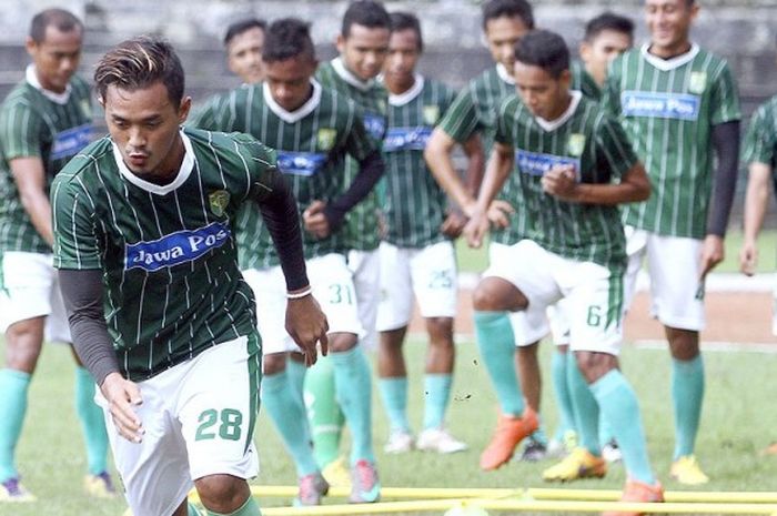 Penyerang Bijahil Chalwa (depan) saat mengikuti latihan bersama Persebaya di Stadion Brawijaya, Surabaya, Kamis (16/3/2017).