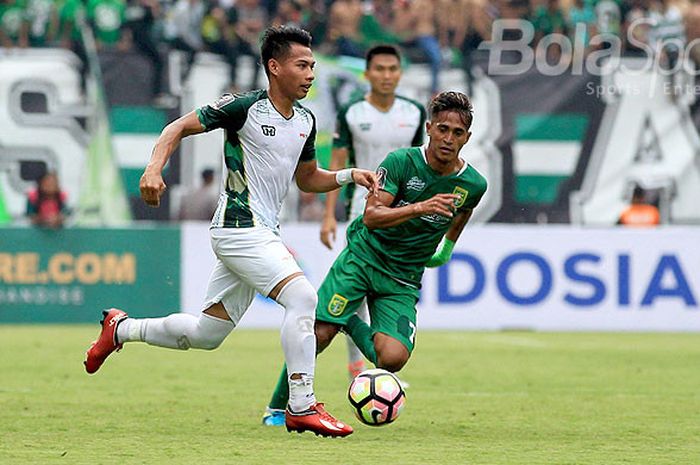 Gelandang Persebaya Surabaya, M. Sidik Saimima (kanan), mengawal ketat  gelandang PS TNI, Ahmad Nufiandani, pada laga Piala Presiden 2018 Grup C di Stadion Gelora Bung Tomo Surabaya, Jawa Timur, Kamis (18/01/2018).