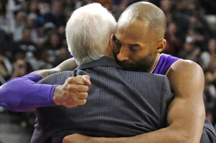 Pebasket Los Angeles Lakers, Kobe Bryant sedang memeluk pelatih San Antonio Spurs, Gregg Popovich pa