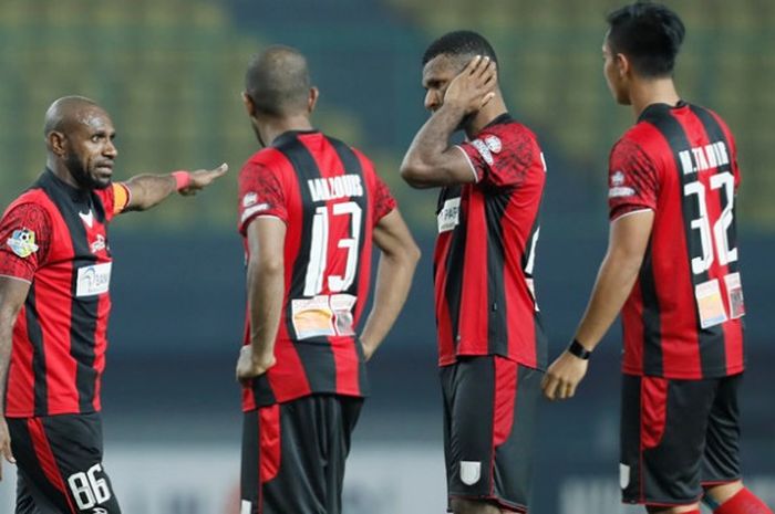  Kapten sekaligus penyerang Persipura Jayapura dan timnas Indonesia, Boaz Solossa menunjukkan sikap emosional saat melawan Bhayangkara FC pada pekan ke-31 Liga 1 2018.