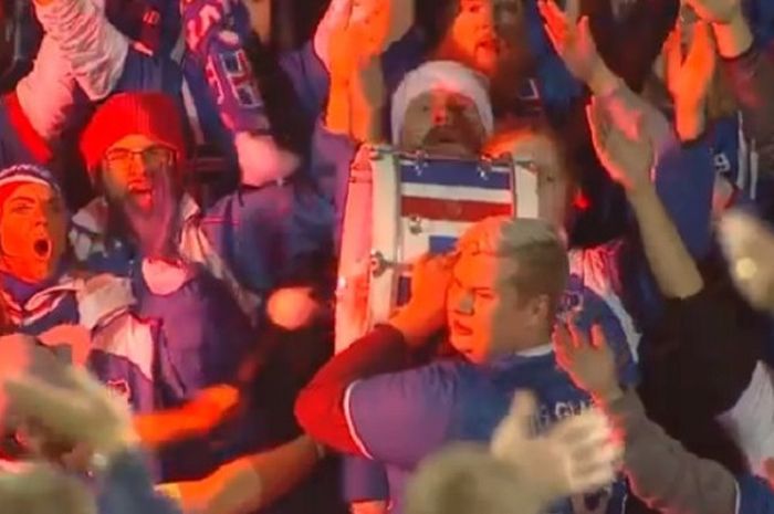 Suporter Islandia melakukan selebrasi viking thunderclap usai menyaksikan timnya menang 2-0 atas Kosovo, Selasa (10/10/2017). Kemenangan itu membawa Islandia lolos ke Piala Dunia 2018 yang diadakan di Rusia.