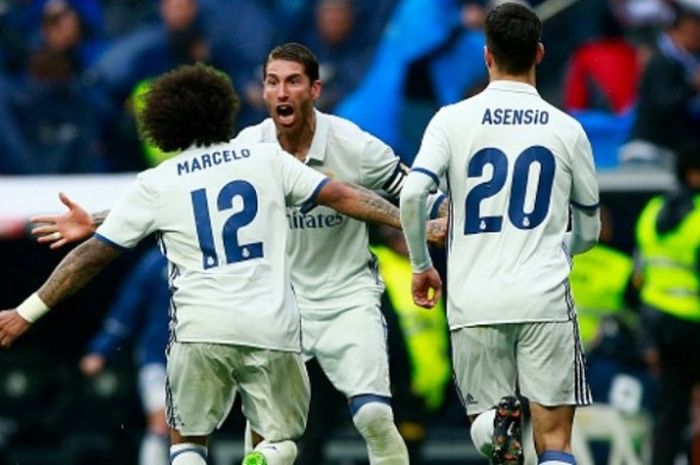 Bek Real Madrid, Marcelo (kiri), merayakan gol kedua timnya bersama Sergio Ramos (tengah) dan Marco Asensio dalam partai La Liga melawan Valencia di Estadio Santiago Bernabeu, Madrid, Spanyol pada 29 April 2017.