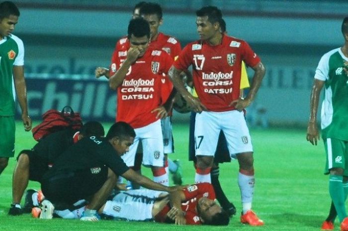  Salah satu pemain Bali United terjatuh dan mendapatkan perawatan tim medis. Bali United menang atas PS TNI, 2-0, di Stadion Kapten I Wayan Dipta, Gianyar, Jumat (5/2/2016).