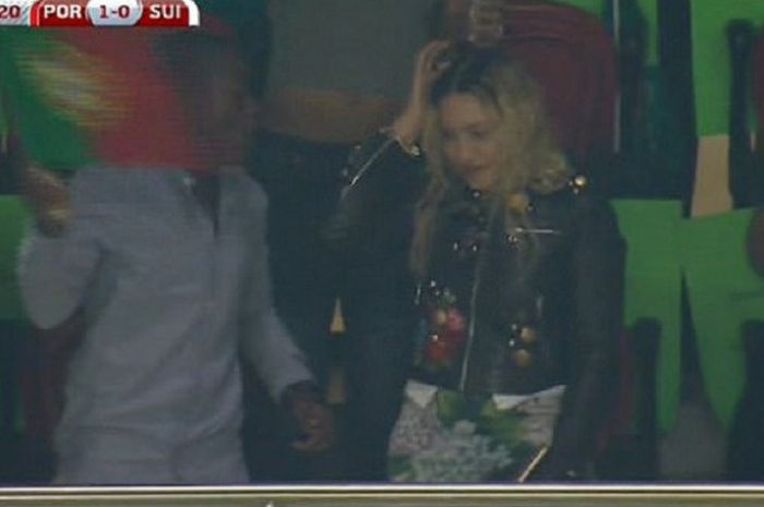 Penyanyi Amerika Serikat, Madonna, ikut menyaksikan langsung pertandingan kualifikasi Piala Dunia 2018 zona Eropa Grup di Estadio Da Luz antara Portugal lawan Swiss, Selasa atau Rabu (11/10/2017) dini hari WIB.
