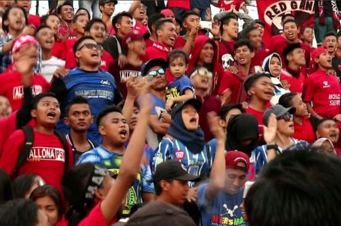 Suporter PSM Makassar dan Persiba Balikpapan