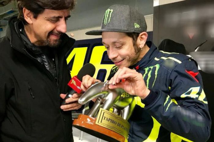  Valentino Rossi mendapat trofi Tapiro d'Oro berkat mengakhiri musim 2018 tanpa kemenangan. 