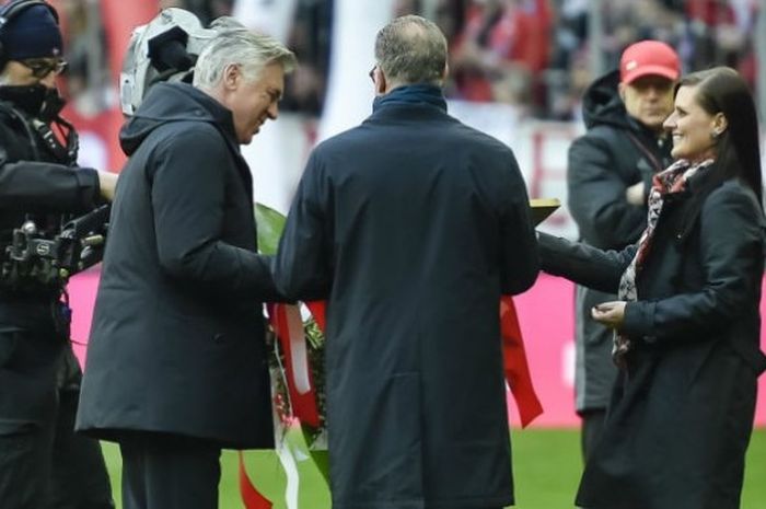 Pelatih FC Bayern, Carlo Ancelotti (kedua dari kiri), menerima plakat ucapan selamat dari manajemen klub untuk laga ke-1000 yang dia jalani sebagai pelatih, Sabtu (25/2/2017). 