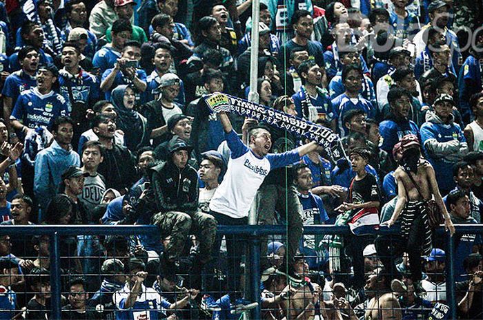   Aksi pendukung Persib Bandung yang dikenal dengan Bobotoh saat memberi dukungan kepada timnya pada pekan kesepuluh Liga 1 2018 melawan PSM Makassar di Stadion GBLA, Bandung, Rabu(23/05/18).  