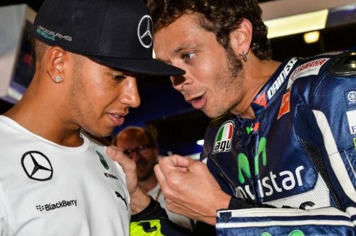 Juara dunia Formula 1, Lewis Hamilton saat bertemu dengan kolektor tujuh gelar MotoGP, Valentino Rossi, di GP Catalunya (15/6/2014).