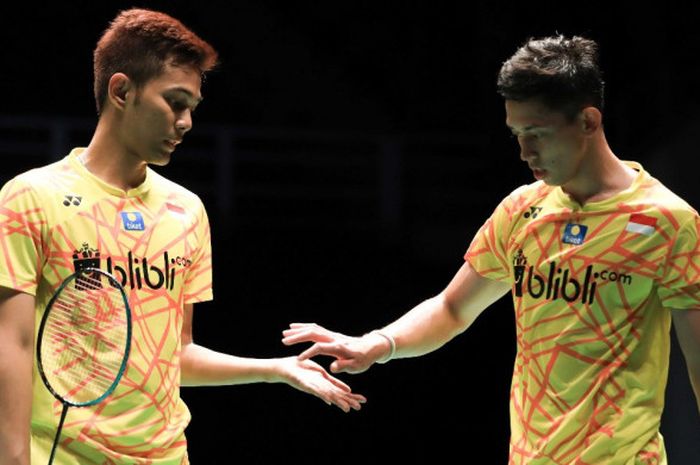 Pasangan ganda putra nasional Indonesia, Fajar Alfian/Muhammad Rian Ardianto, melakukan tos setelah dipastikan gagal mempertahankan gelar juara pada Malaysia Masters 2019.