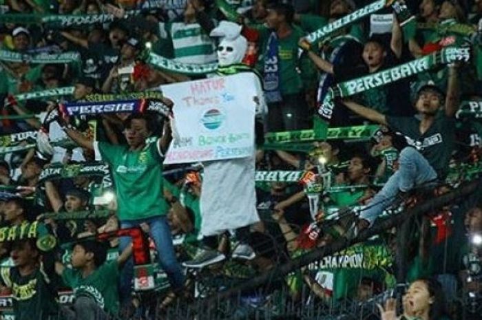        Pocong bonek yang menjadi dirijen pada laga Madura United Vs Persebaya Surabaya di Stadion Gelora Ratu Pamelingan, JUmat (25/5/2018).       